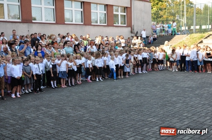 Zdjęcie w galerii na portalu naszraciborz.pl: Pierwszy dzwonek w osiemnastce wiadomości z regionu