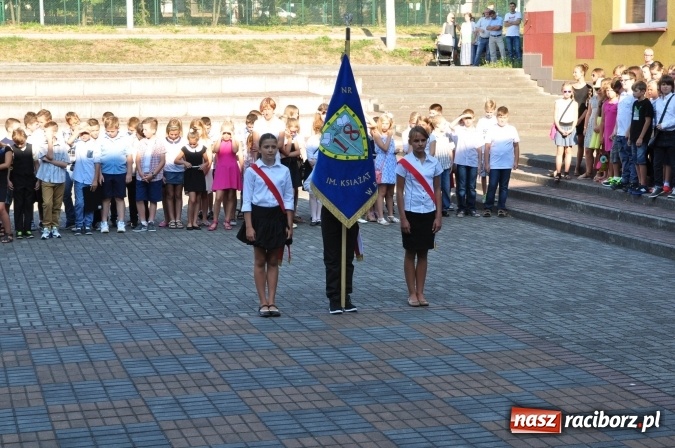 Zdjęcie w galerii na portalu naszraciborz.pl: Pierwszy dzwonek w osiemnastce wiadomości z regionu