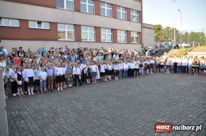 Zdjęcie w galerii na portalu naszraciborz.pl: Pierwszy dzwonek w osiemnastce wiadomości z regionu