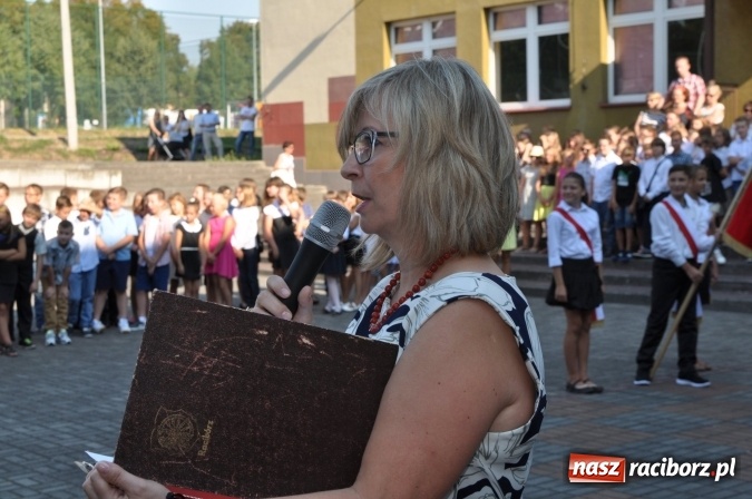 Zdjęcie w galerii na portalu naszraciborz.pl: Pierwszy dzwonek w osiemnastce wiadomości z regionu