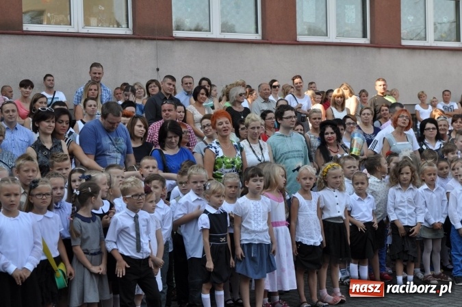 Zdjęcie w galerii na portalu naszraciborz.pl: Pierwszy dzwonek w osiemnastce wiadomości z regionu