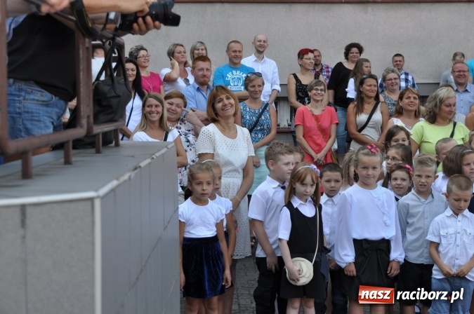 Zdjęcie w galerii na portalu naszraciborz.pl: Pierwszy dzwonek w osiemnastce wiadomości z regionu