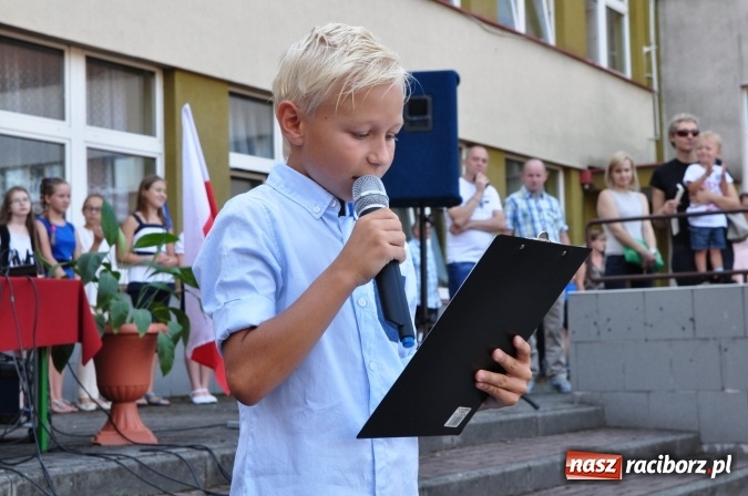 Zdjęcie w galerii na portalu naszraciborz.pl: Pierwszy dzwonek w osiemnastce wiadomości z regionu