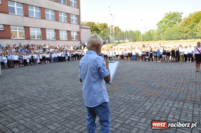 Zdjęcie w galerii na portalu naszraciborz.pl: Pierwszy dzwonek w osiemnastce wiadomości z regionu