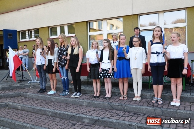 Zdjęcie w galerii na portalu naszraciborz.pl: Pierwszy dzwonek w osiemnastce wiadomości z regionu