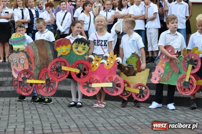 Zdjęcie w galerii na portalu naszraciborz.pl: Pierwszy dzwonek w osiemnastce wiadomości z regionu