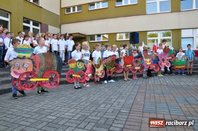 Zdjęcie w galerii na portalu naszraciborz.pl: Pierwszy dzwonek w osiemnastce wiadomości z regionu