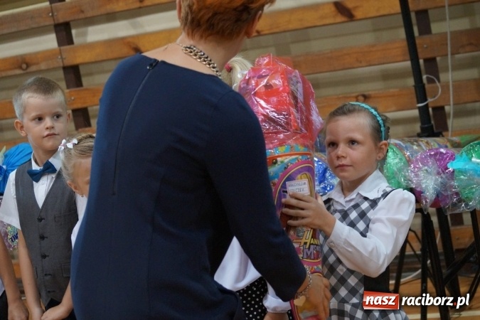 Zdjęcie w galerii na portalu naszraciborz.pl: Kolorowe tyty dla pierwszaków w Nędzy  wiadomości z regionu