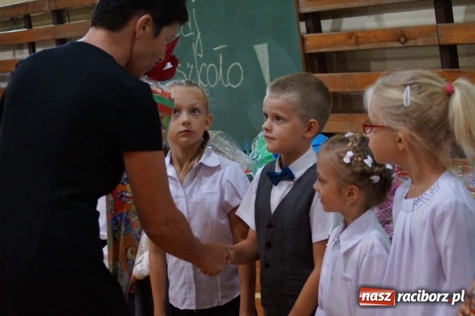 Zdjęcie w galerii na portalu naszraciborz.pl: Kolorowe tyty dla pierwszaków w Nędzy  wiadomości z regionu