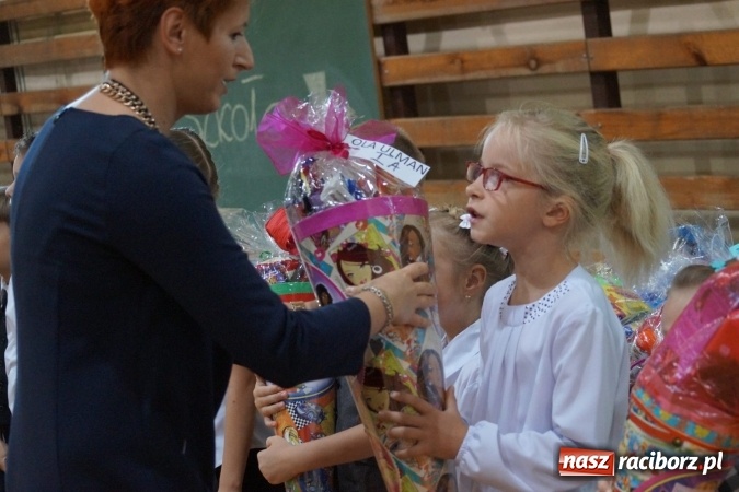 Zdjęcie w galerii na portalu naszraciborz.pl: Kolorowe tyty dla pierwszaków w Nędzy  wiadomości z regionu