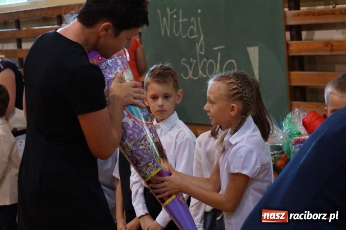 Zdjęcie w galerii na portalu naszraciborz.pl: Kolorowe tyty dla pierwszaków w Nędzy  wiadomości z regionu