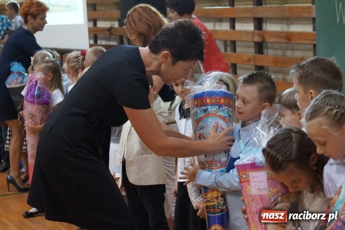 Zdjęcie w galerii na portalu naszraciborz.pl: Kolorowe tyty dla pierwszaków w Nędzy  wiadomości z regionu