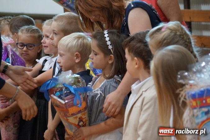 Zdjęcie w galerii na portalu naszraciborz.pl: Kolorowe tyty dla pierwszaków w Nędzy  wiadomości z regionu