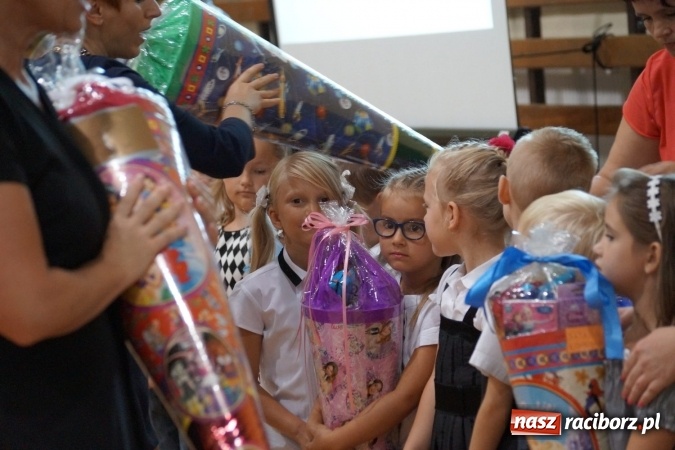 Zdjęcie w galerii na portalu naszraciborz.pl: Kolorowe tyty dla pierwszaków w Nędzy  wiadomości z regionu