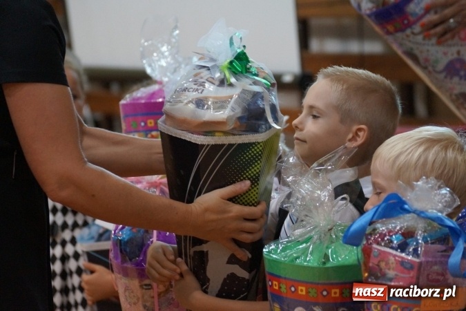 Zdjęcie w galerii na portalu naszraciborz.pl: Kolorowe tyty dla pierwszaków w Nędzy  wiadomości z regionu