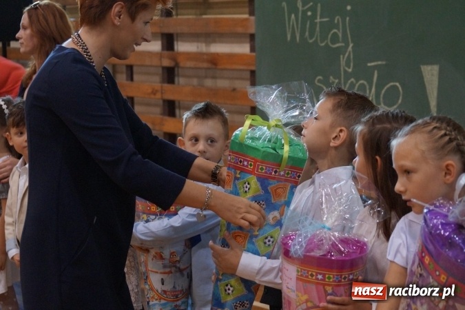 Zdjęcie w galerii na portalu naszraciborz.pl: Kolorowe tyty dla pierwszaków w Nędzy  wiadomości z regionu