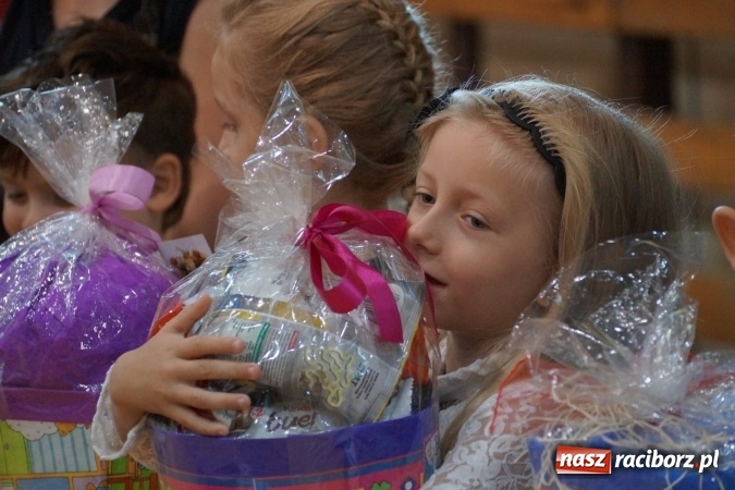 Zdjęcie w galerii na portalu naszraciborz.pl: Kolorowe tyty dla pierwszaków w Nędzy  wiadomości z regionu