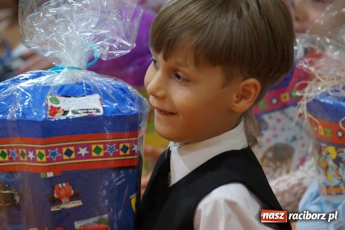 Zdjęcie w galerii na portalu naszraciborz.pl: Kolorowe tyty dla pierwszaków w Nędzy  wiadomości z regionu