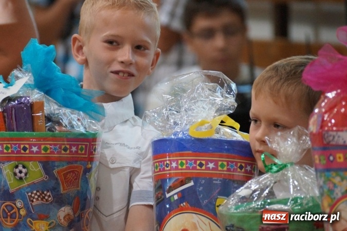 Zdjęcie w galerii na portalu naszraciborz.pl: Kolorowe tyty dla pierwszaków w Nędzy  wiadomości z regionu