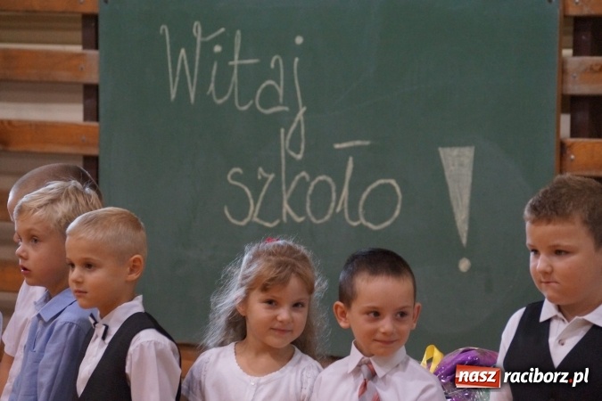 Zdjęcie w galerii na portalu naszraciborz.pl: Kolorowe tyty dla pierwszaków w Nędzy  wiadomości z regionu