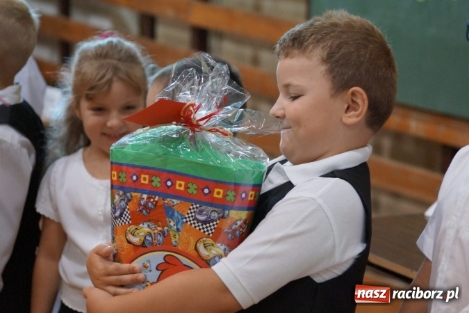 Zdjęcie w galerii na portalu naszraciborz.pl: Kolorowe tyty dla pierwszaków w Nędzy  wiadomości z regionu