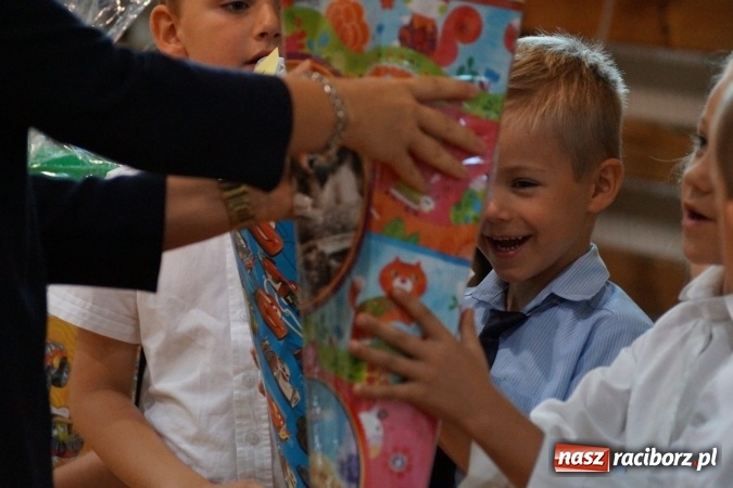 Zdjęcie w galerii na portalu naszraciborz.pl: Kolorowe tyty dla pierwszaków w Nędzy  wiadomości z regionu