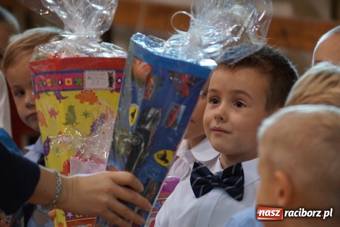 Zdjęcie w galerii na portalu naszraciborz.pl: Kolorowe tyty dla pierwszaków w Nędzy  wiadomości z regionu
