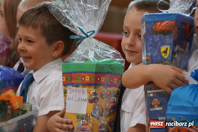 Zdjęcie w galerii na portalu naszraciborz.pl: Kolorowe tyty dla pierwszaków w Nędzy  wiadomości z regionu