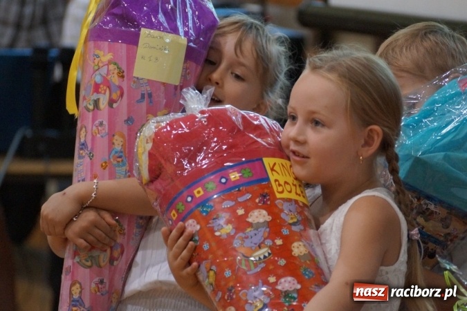 Zdjęcie w galerii na portalu naszraciborz.pl: Kolorowe tyty dla pierwszaków w Nędzy  wiadomości z regionu
