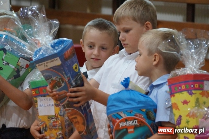 Zdjęcie w galerii na portalu naszraciborz.pl: Kolorowe tyty dla pierwszaków w Nędzy  wiadomości z regionu