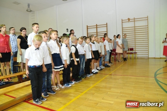 Zdjęcie w galerii na portalu naszraciborz.pl: Rekordowe rozpoczęcie roku w katolickiej podstawówce wiadomości z regionu