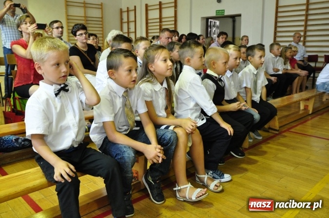 Zdjęcie w galerii na portalu naszraciborz.pl: Rekordowe rozpoczęcie roku w katolickiej podstawówce wiadomości z regionu