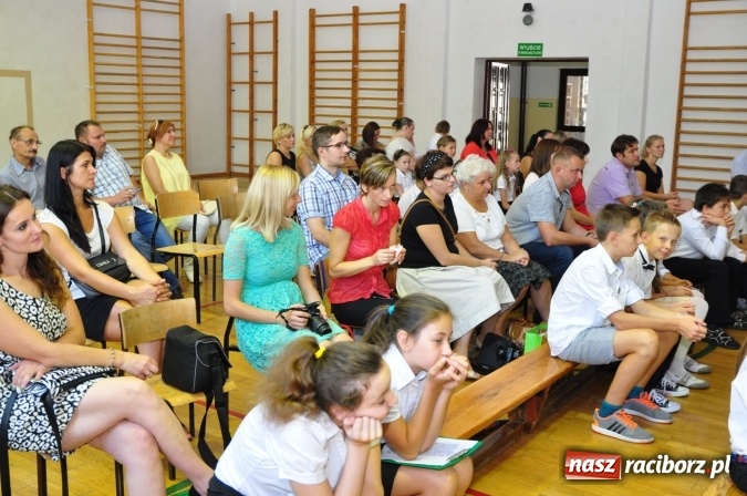 Zdjęcie w galerii na portalu naszraciborz.pl: Rekordowe rozpoczęcie roku w katolickiej podstawówce wiadomości z regionu