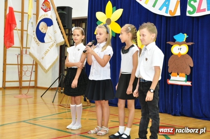 Zdjęcie w galerii na portalu naszraciborz.pl: Rekordowe rozpoczęcie roku w katolickiej podstawówce wiadomości z regionu
