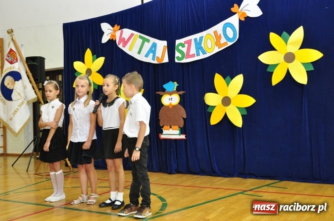 Zdjęcie w galerii na portalu naszraciborz.pl: Rekordowe rozpoczęcie roku w katolickiej podstawówce wiadomości z regionu