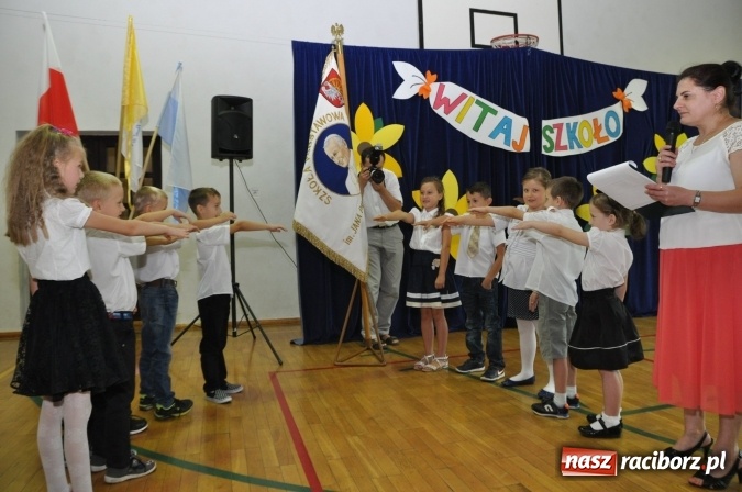Zdjęcie w galerii na portalu naszraciborz.pl: Rekordowe rozpoczęcie roku w katolickiej podstawówce wiadomości z regionu