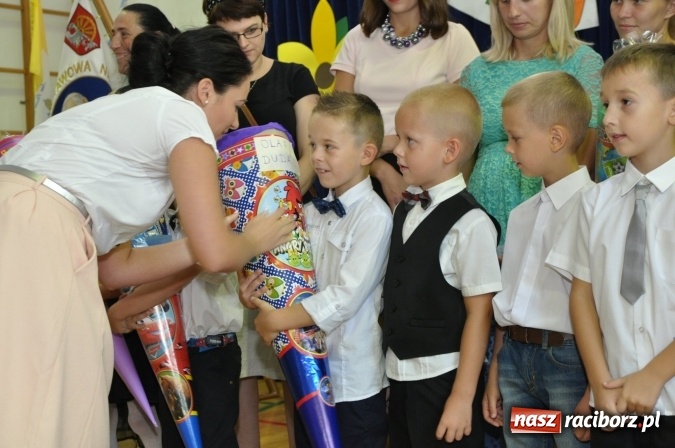 Zdjęcie w galerii na portalu naszraciborz.pl: Rekordowe rozpoczęcie roku w katolickiej podstawówce wiadomości z regionu