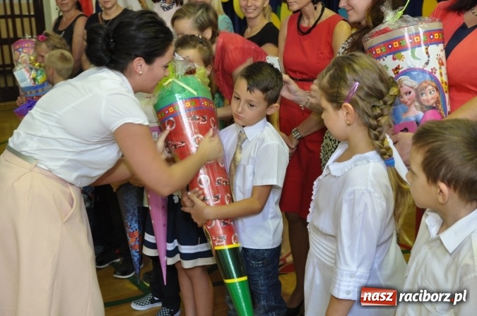 Zdjęcie w galerii na portalu naszraciborz.pl: Rekordowe rozpoczęcie roku w katolickiej podstawówce wiadomości z regionu