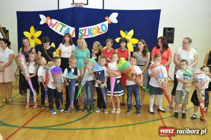 Zdjęcie w galerii na portalu naszraciborz.pl: Rekordowe rozpoczęcie roku w katolickiej podstawówce wiadomości z regionu