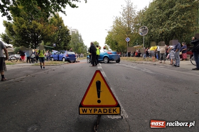 Zdjęcie w galerii na portalu naszraciborz.pl: Groźne zderzenie dwóch aut na Słowackiego wiadomości z regionu