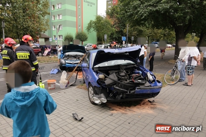 Zdjęcie w galerii na portalu naszraciborz.pl: Groźne zderzenie dwóch aut na Słowackiego wiadomości z regionu