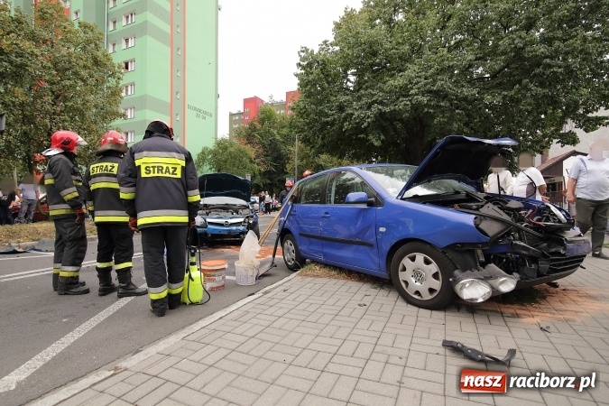 Zdjęcie w galerii na portalu naszraciborz.pl: Groźne zderzenie dwóch aut na Słowackiego wiadomości z regionu