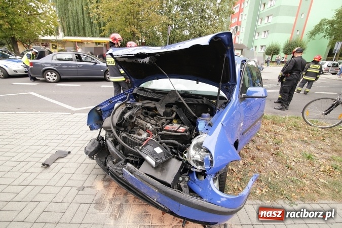 Zdjęcie w galerii na portalu naszraciborz.pl: Groźne zderzenie dwóch aut na Słowackiego wiadomości z regionu