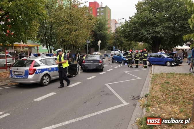 Zdjęcie w galerii na portalu naszraciborz.pl: Groźne zderzenie dwóch aut na Słowackiego wiadomości z regionu