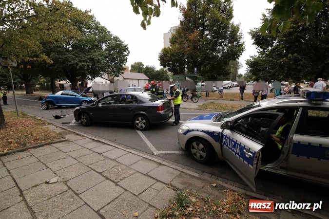 Zdjęcie w galerii na portalu naszraciborz.pl: Groźne zderzenie dwóch aut na Słowackiego wiadomości z regionu