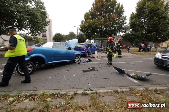 Zdjęcie w galerii na portalu naszraciborz.pl: Groźne zderzenie dwóch aut na Słowackiego wiadomości z regionu