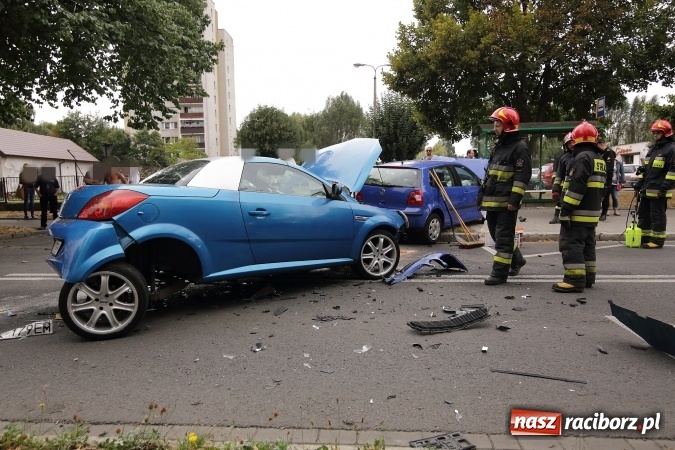 Zdjęcie w galerii na portalu naszraciborz.pl: Groźne zderzenie dwóch aut na Słowackiego wiadomości z regionu