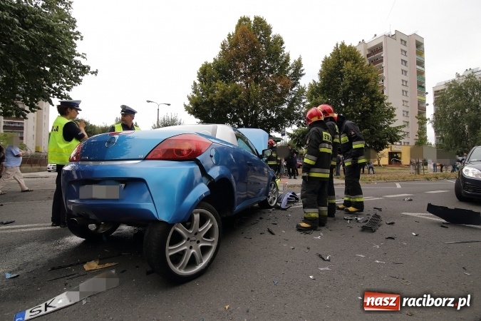 Zdjęcie w galerii na portalu naszraciborz.pl: Groźne zderzenie dwóch aut na Słowackiego wiadomości z regionu