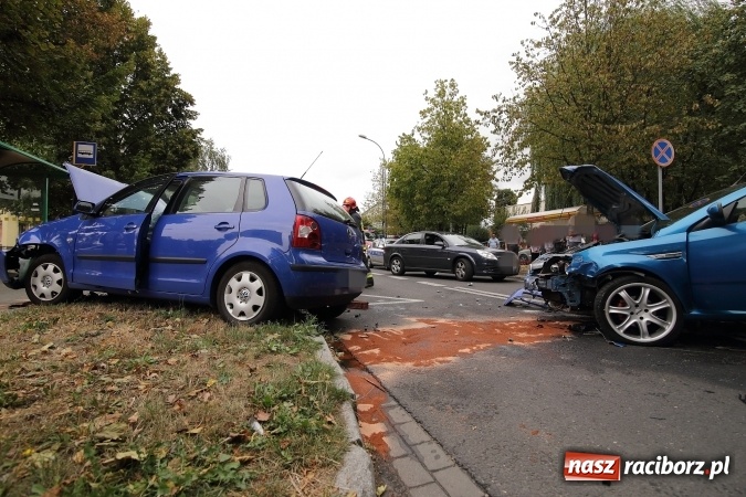 Zdjęcie w galerii na portalu naszraciborz.pl: Groźne zderzenie dwóch aut na Słowackiego wiadomości z regionu