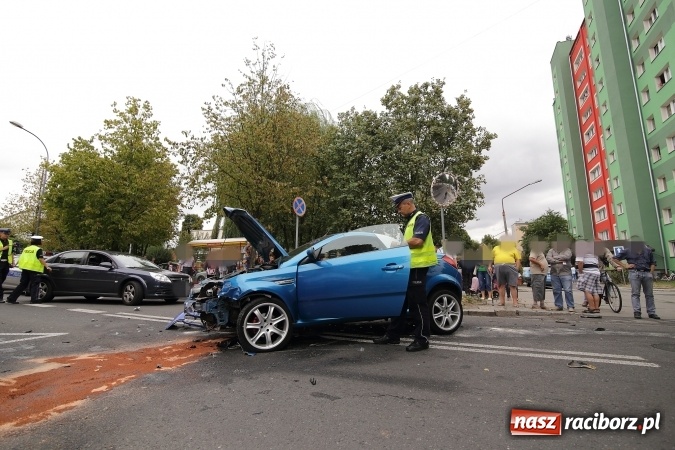 Zdjęcie w galerii na portalu naszraciborz.pl: Groźne zderzenie dwóch aut na Słowackiego wiadomości z regionu